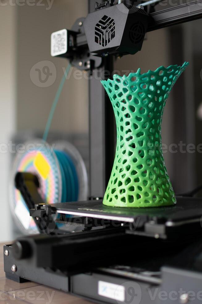 3d impressão do uma vaso com multicolorido pla filamento foto