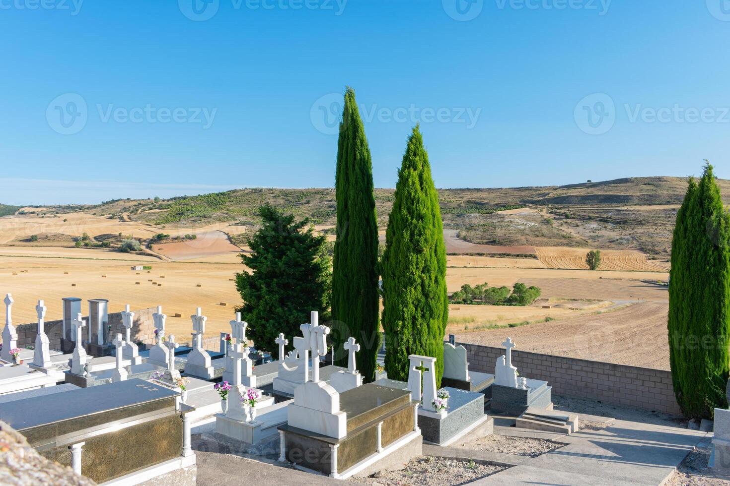 tradicional católico cemitério com granito panteões foto