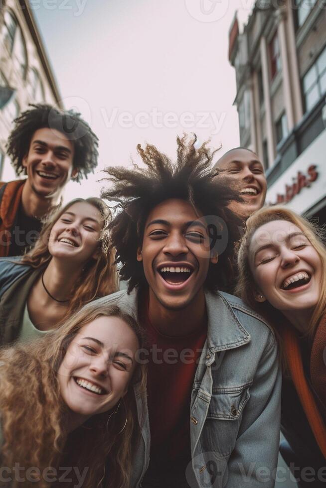 ai generativo multirracial grupo do amigos tendo Diversão juntos em cidade rua milenar pessoas rindo abraçando lado de fora amizade conceito com rapazes e meninas desfrutando suspensão lado de fora foto