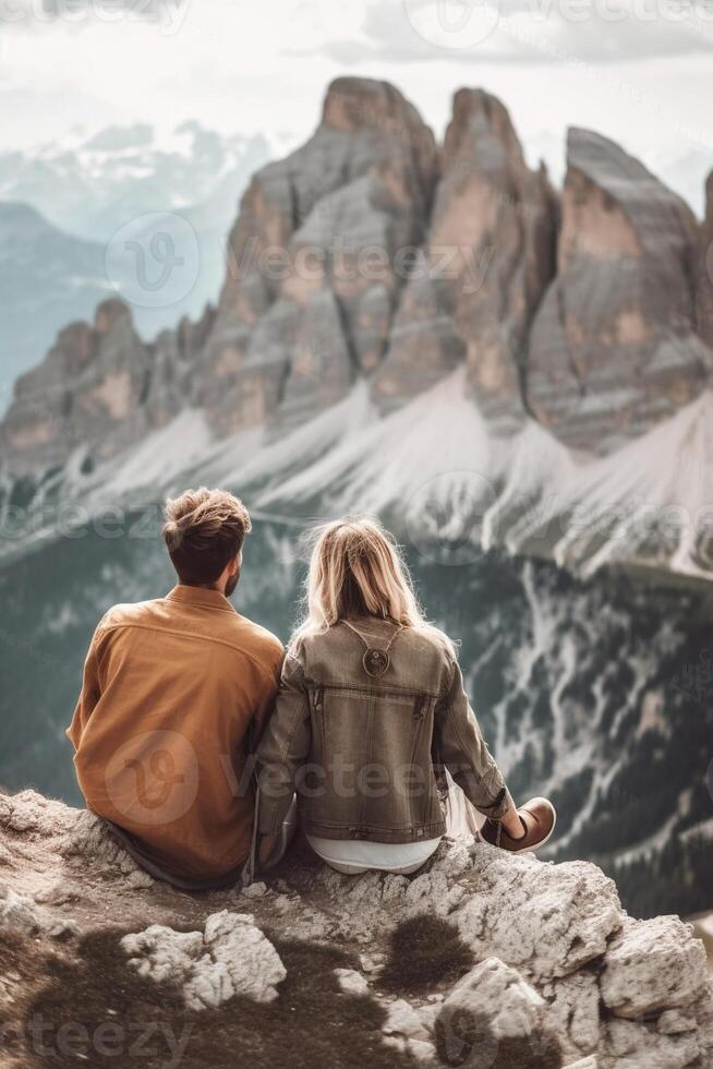 ai generativo romântico casal em período de férias visitando italiano dolomites Alpes homem e mulher tendo Diversão juntos sentado em uma Colina foto