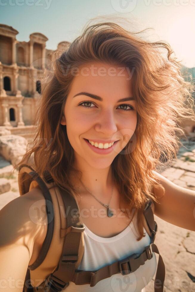 ai generativo viagem blogueiro levando uma selfie ao ar livre feliz mulher com mochila sorridente às Câmera pessoas viagem e blogging conceito foto