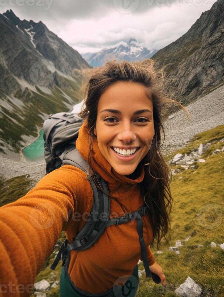 ai generativo jovem mulher levando selfie retrato caminhada montanhas feliz caminhante em a topo do a penhasco sorridente às Câmera viagem e passatempo conceito foto