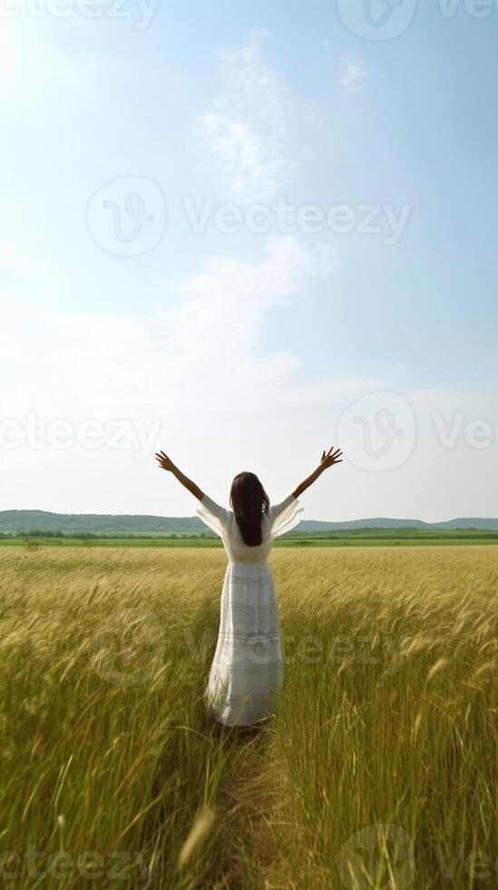 ai generativo sentir livre e despreocupado menina em uma gramado dentro a país ela levanta dela braços para a céu enquanto ela é sorridente estilo de vida conceito foto