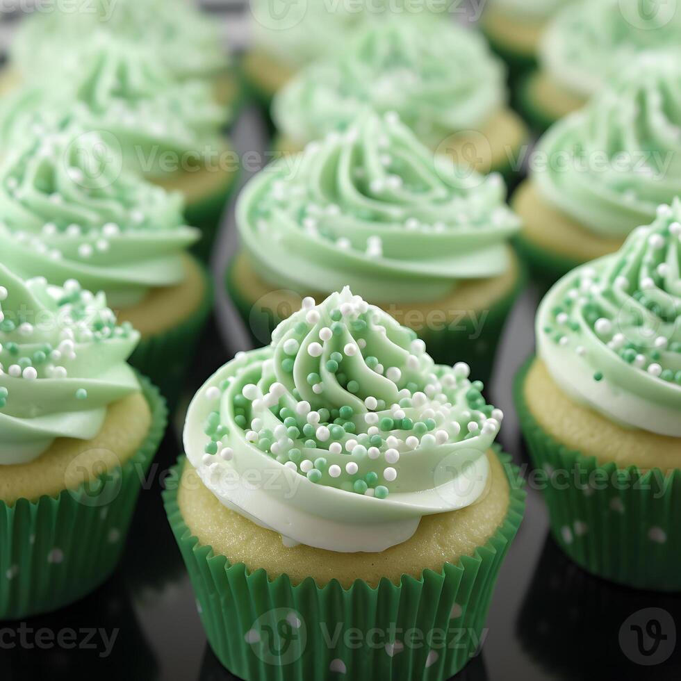 ai gerado delicioso decorado bolos de copo em luz mesa. st. patrick's dia celebração. foto