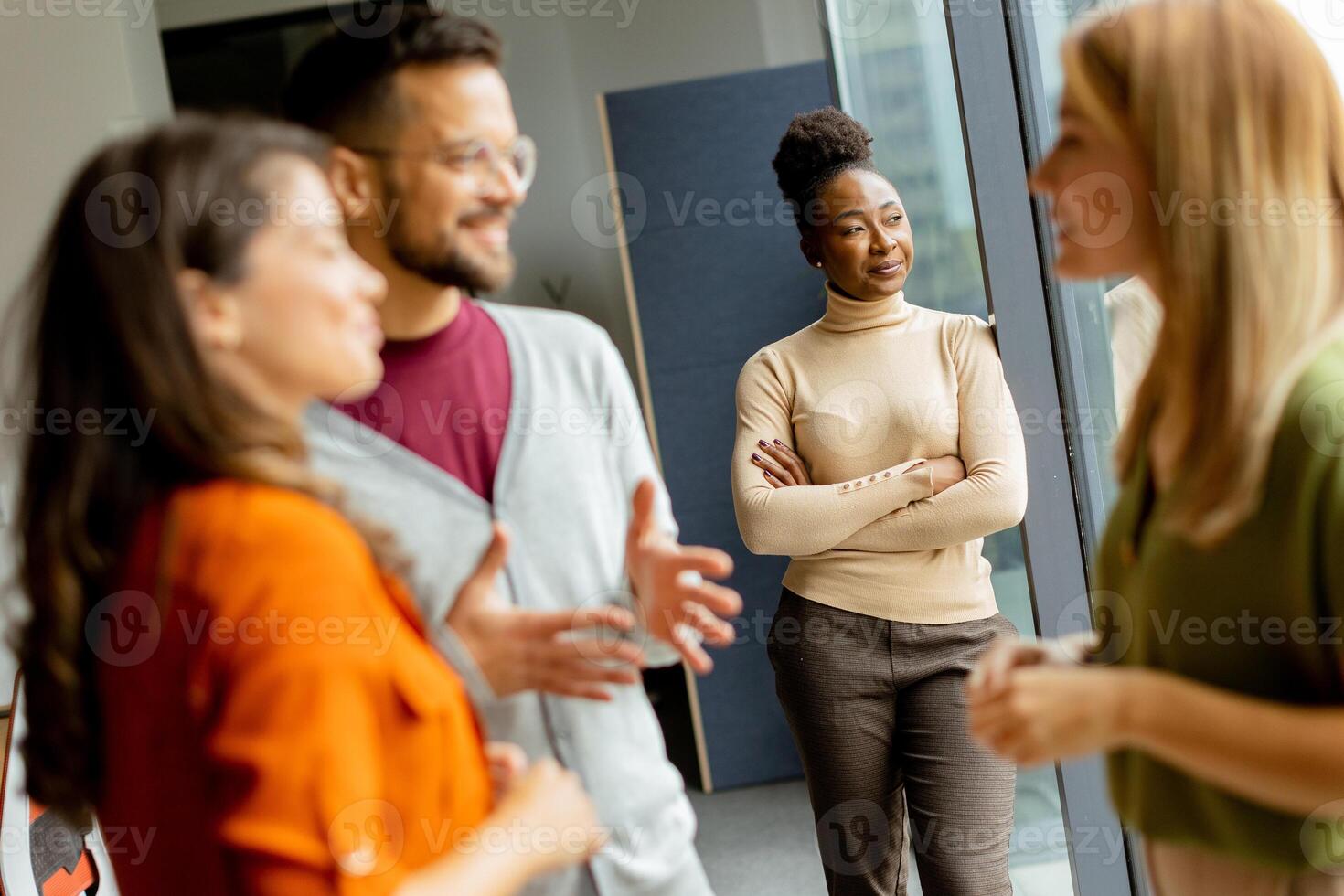 fofa áfrica americano mulher com dela jovem multiétnico comece equipe trabalhando dentro a moderno escritório foto