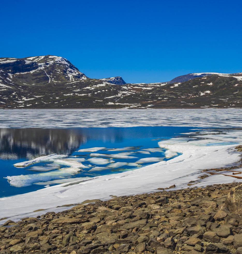 panorama congelado turquesa do lago vavatn na paisagem de verão hemsedal noruega. foto