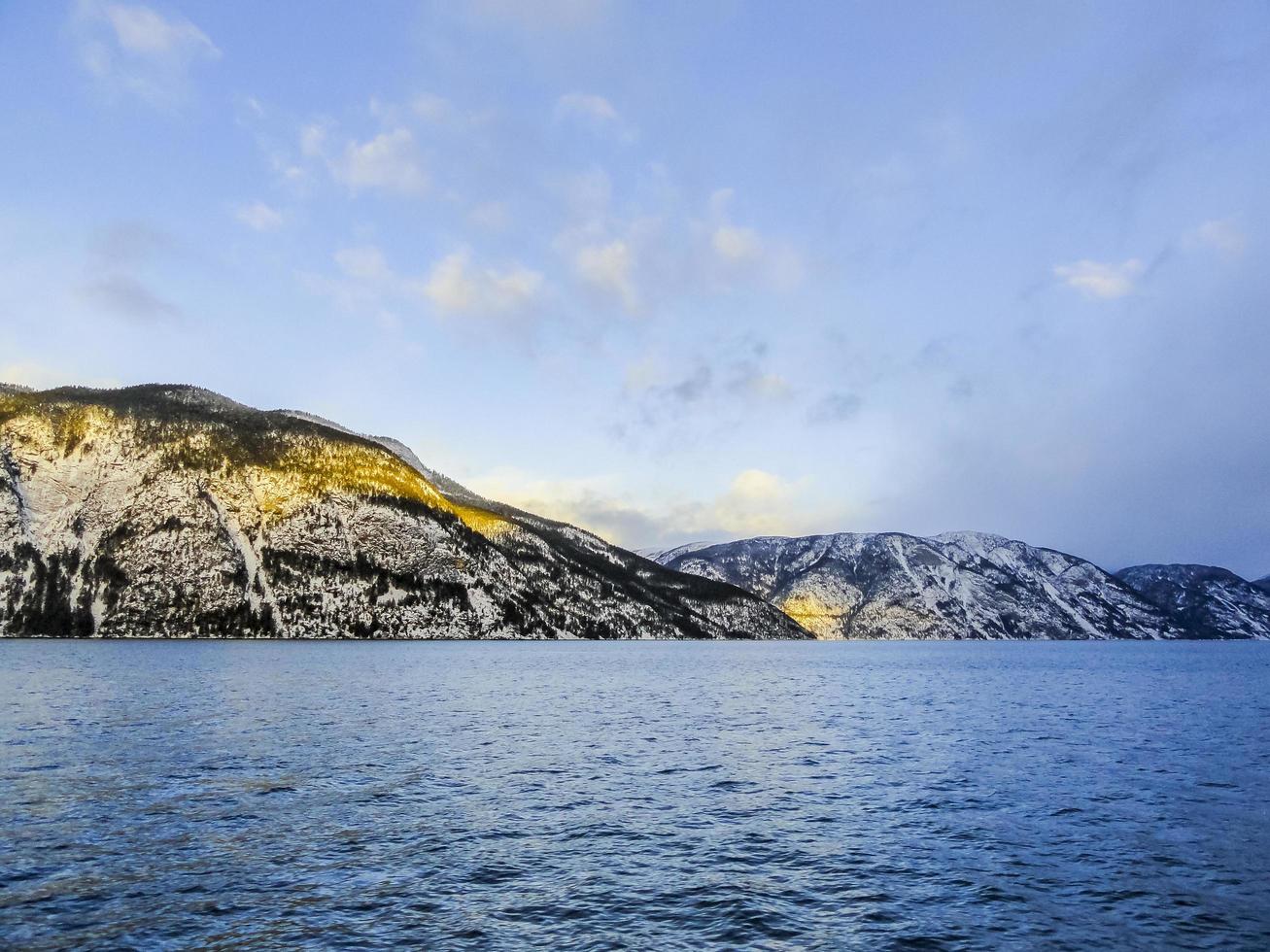 paisagem de inverno e amanhecer dourado em Sognefjord Noruega. foto