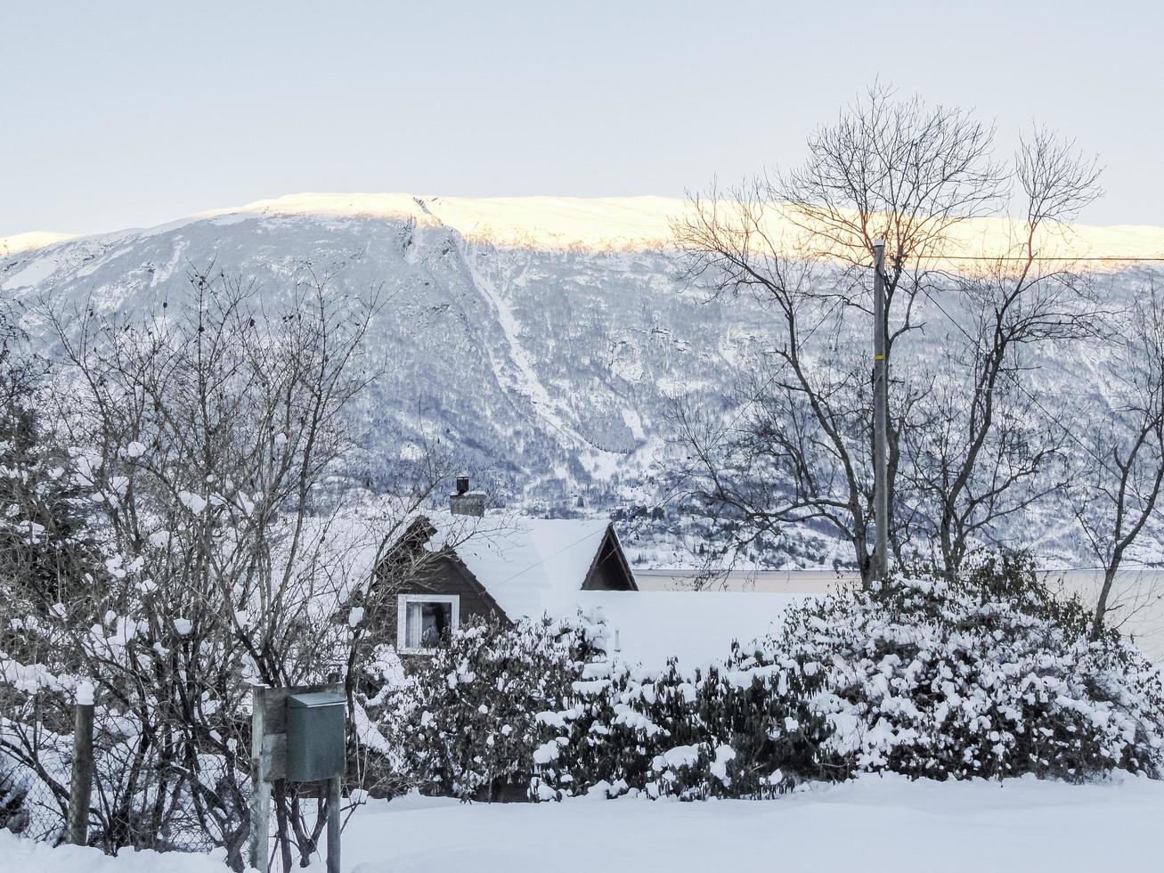 bela vista idílica da vila ao fiorde em framfjorden noruega. foto