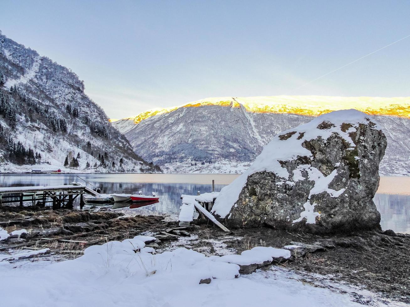 paisagem do inverno no rio congelado fjord lake framfjorden, Noruega. foto