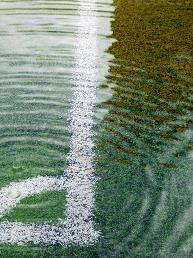 inundação em campo de futebol de grama artificial foto