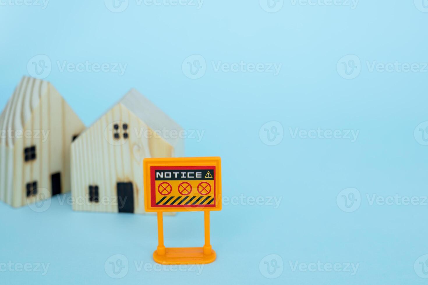 proibição placa com borrado de madeira casa modelo em azul fundo foto