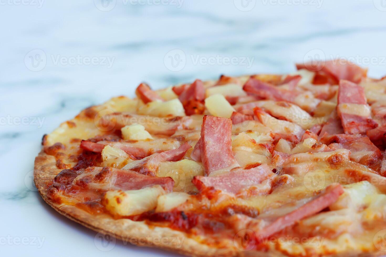 delicioso pizza com abacaxi, presunto fatiar, bacon fatiar, mozzarella queijo, pizza molho em branco mármore fundo foto