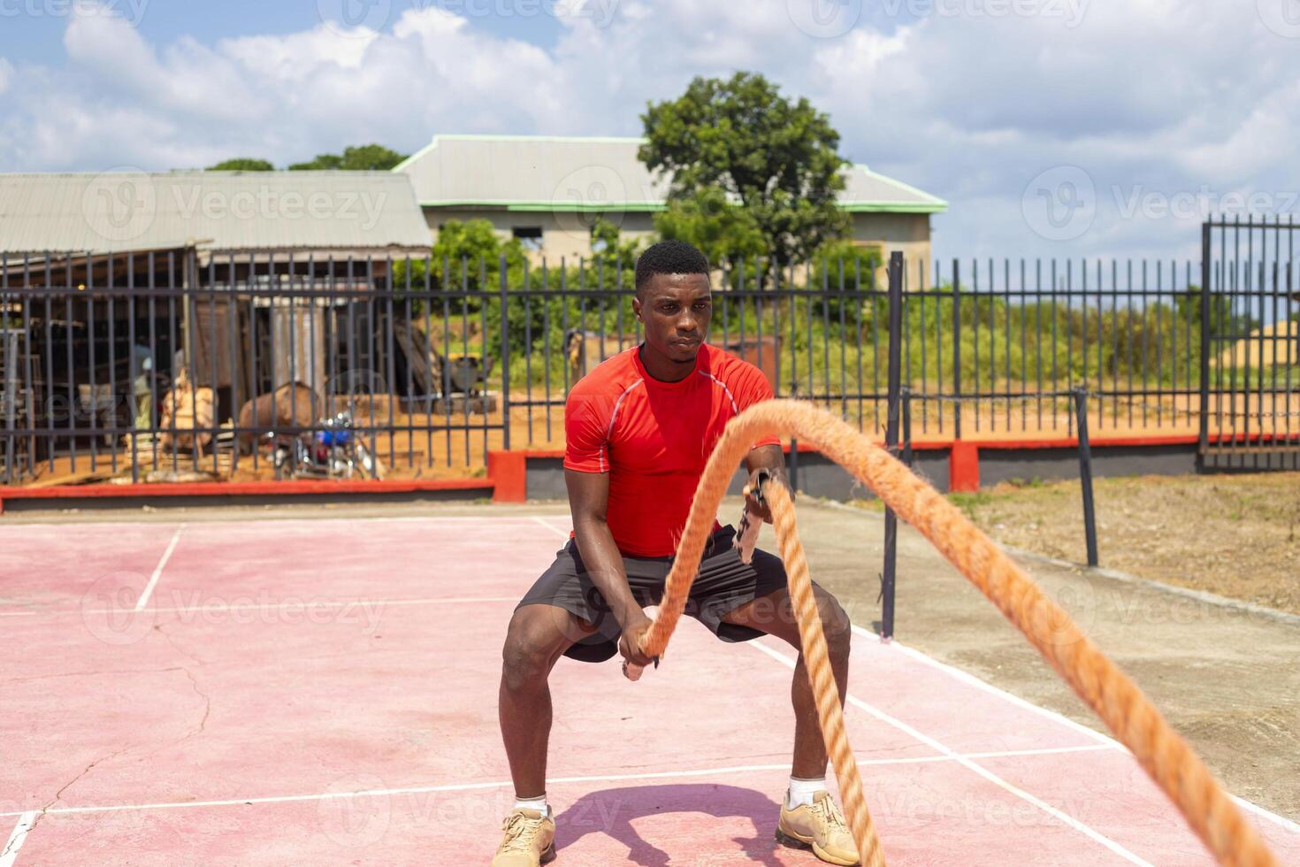 africano homem batalha corda força Treinamento foto