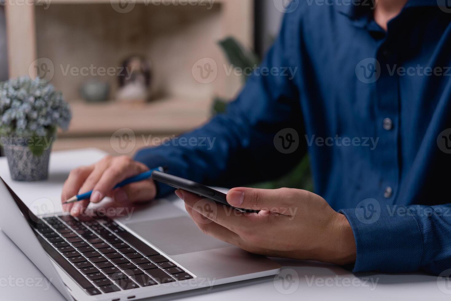 homem de negocios usando computador portátil calcular e Móvel telefone procurar Internet conectados Informação, social meios de comunicação, compras Forma de pagamento financeiro bancário e trabalhando marketing dados on-line. foto