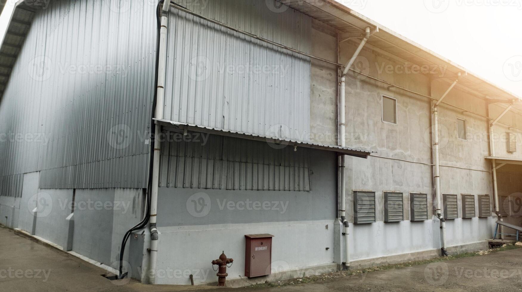 industrial construção com aço cobertura construção e instalado escape fãs em a parede, e com Hidrante instalação. foto