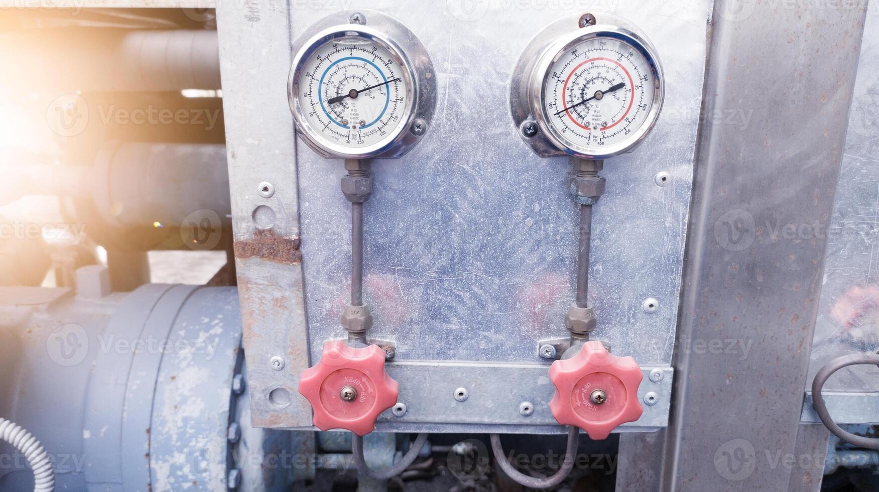 Alto baixo pressão Manômetros montado em a prato .medindo instrumentos para refrigerante pressão ao controle. industrial medindo. foto