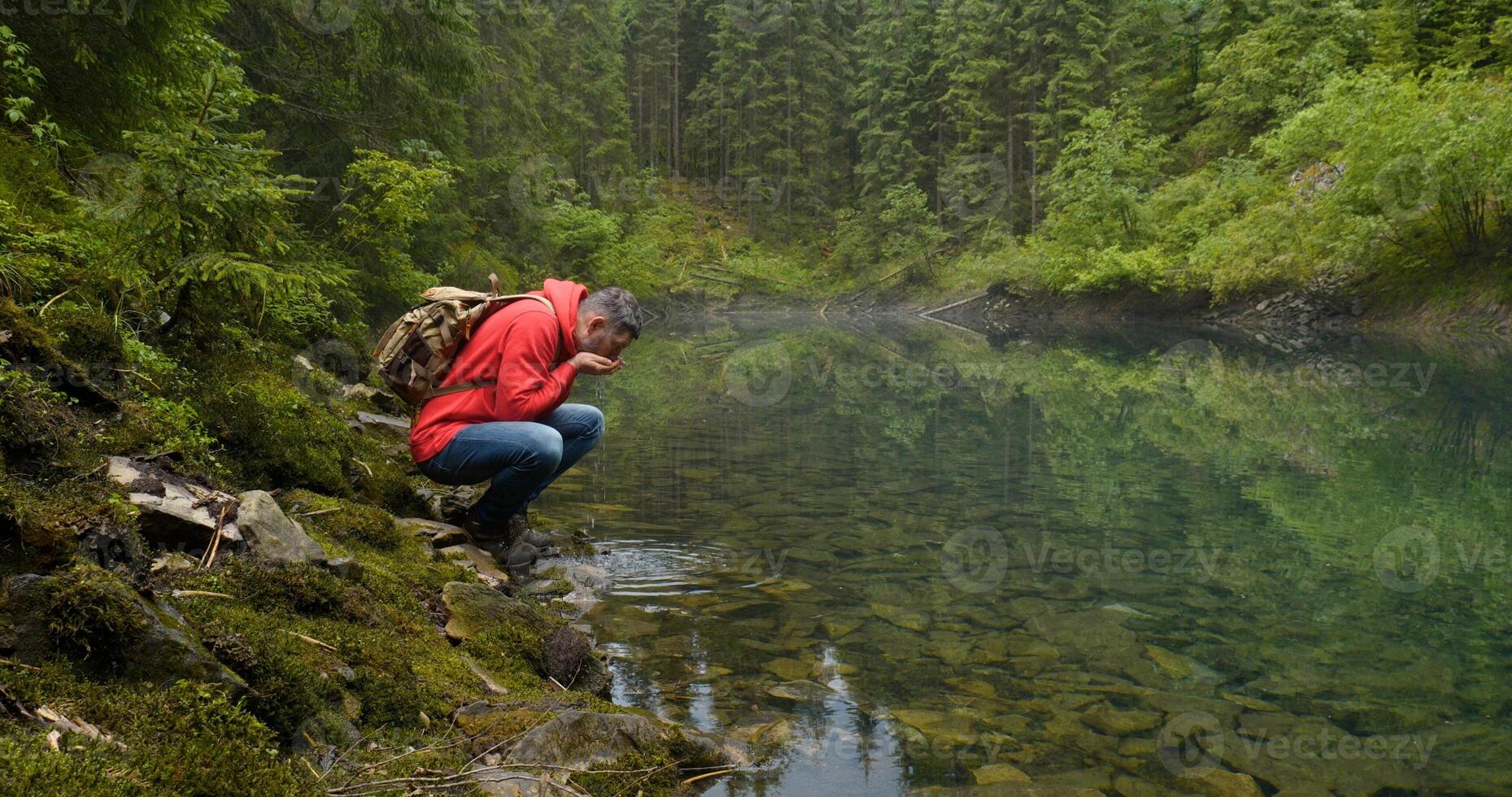 barbudo homem com uma mochila perto uma lindo montanha lago. lindo natureza e montanha lago. foto