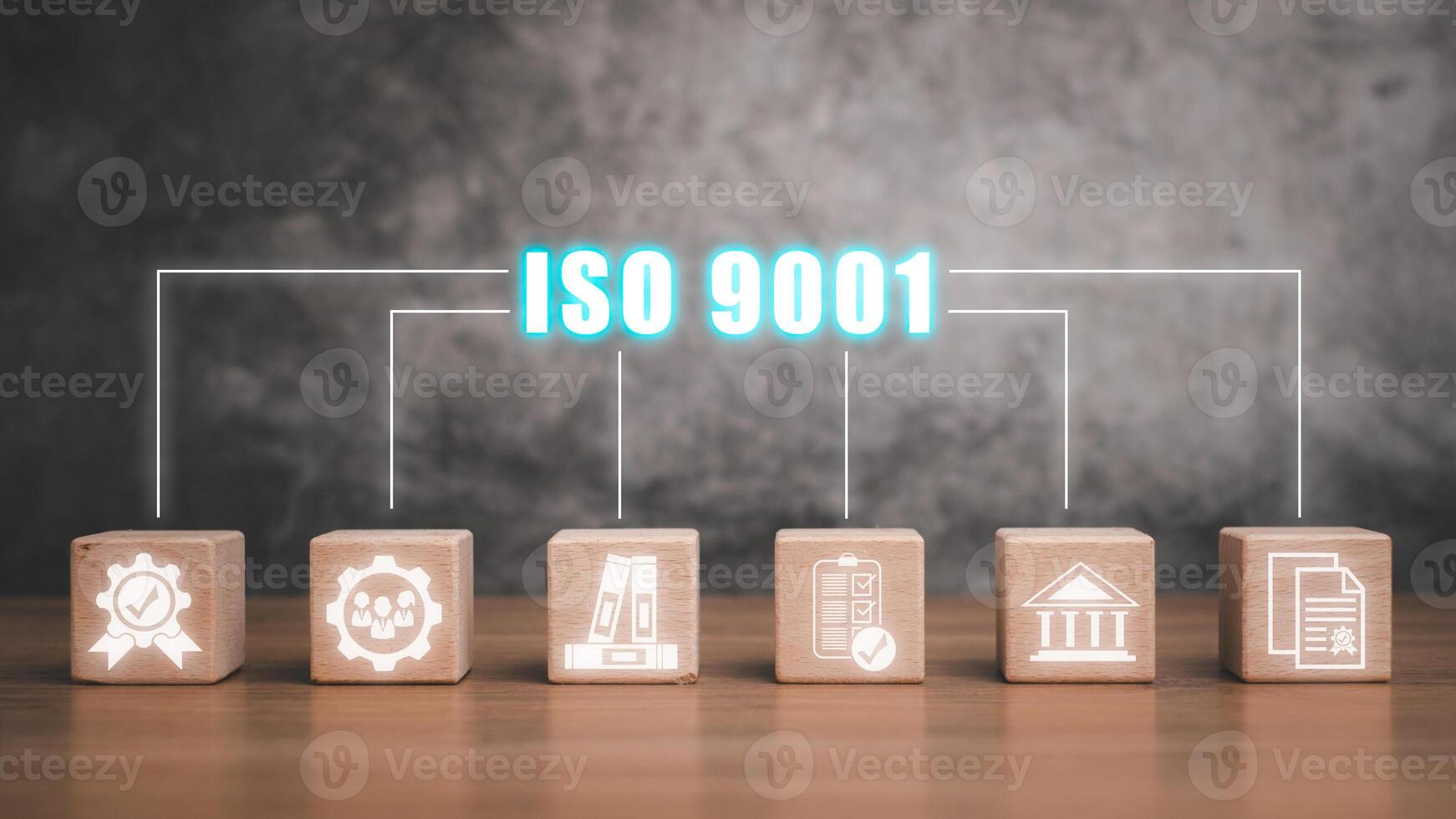 iso 9001 conceito, de madeira quadra em escrivaninha com iso 9001 ícone em virtual tela. foto