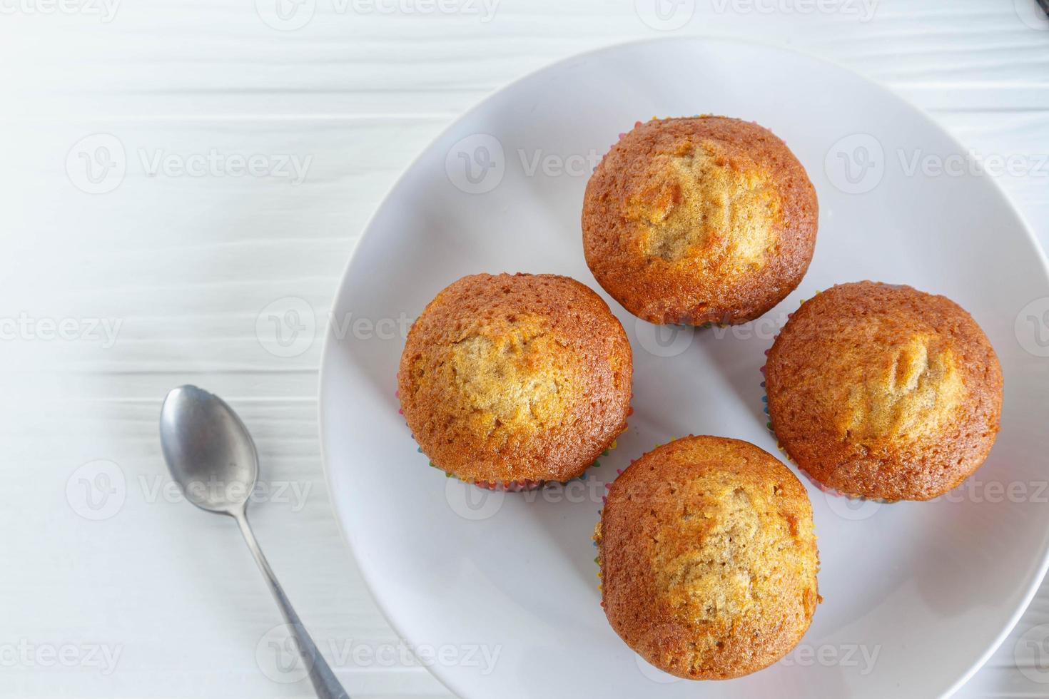 menu de cupcakes caseiros na mesa de madeira branca foto