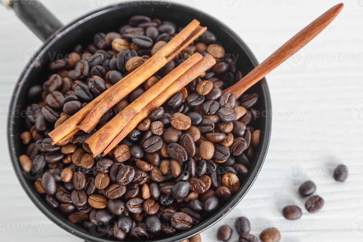 grãos de café torrados em uma panela foto