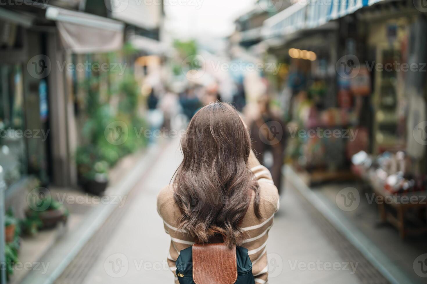 mulher turista visitando dentro enoshima ilha, Fujisawa, Kanagawa, Japão. feliz viajante passeios turísticos enoshima santuário. ponto de referência e popular para turistas atração perto Tóquio. viagem e período de férias conceito foto