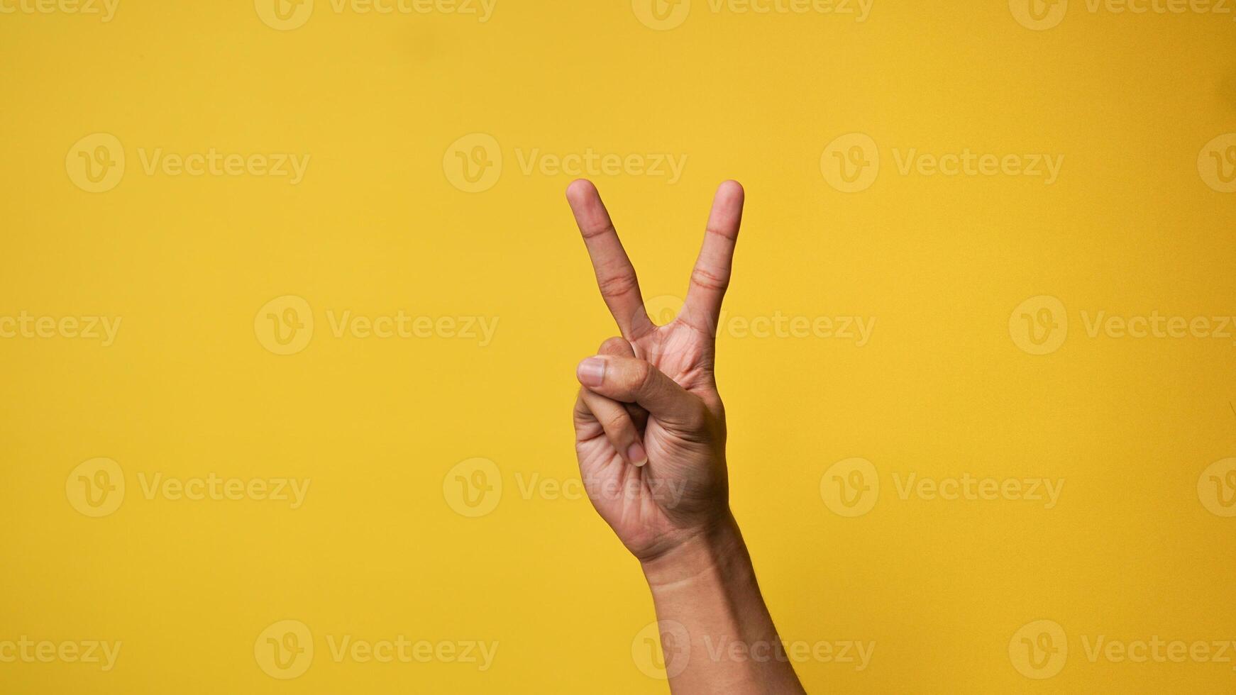 do homem mão apontando dedo às Câmera em amarelo fundo foto