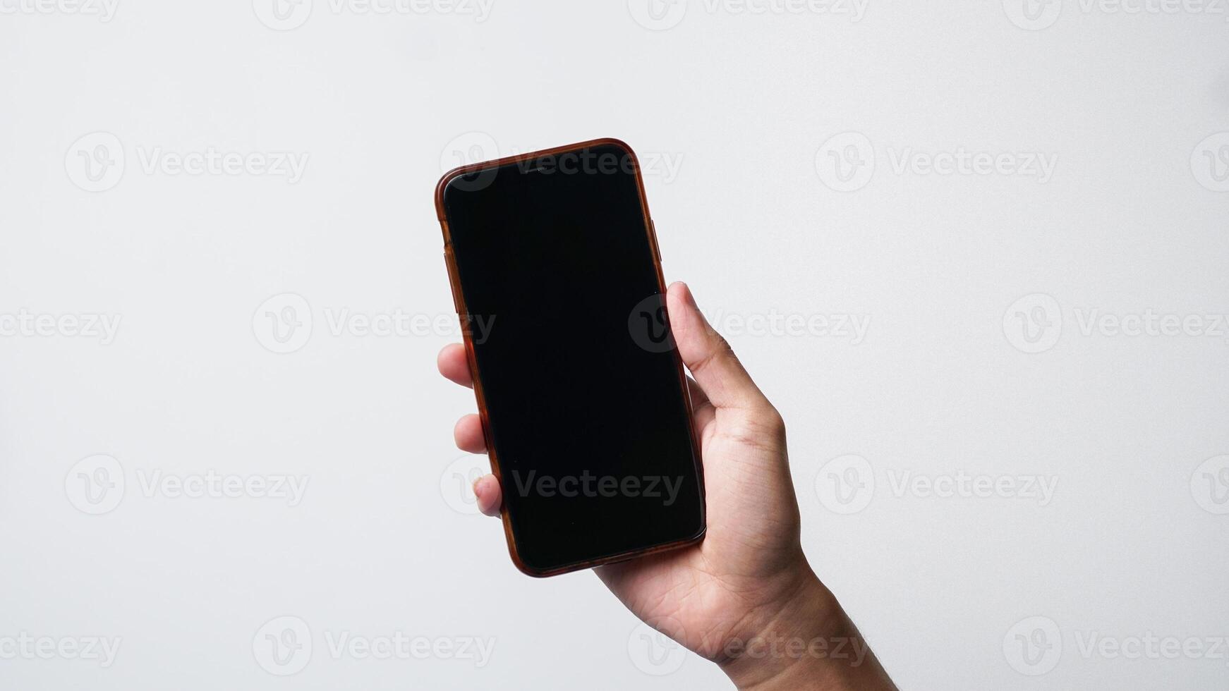 homem segurando Smartphone com em branco fundo. espaço para texto foto