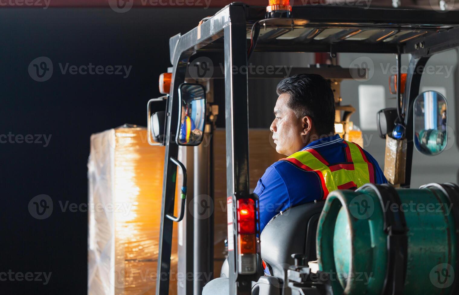 trabalhador motorista às armazém empilhadeira carregador trabalho para containers caixa, trabalhador homem dentro armazém com empilhadeira foto