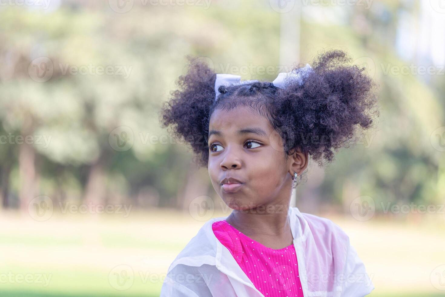 criança menina dentro a parque, fofa pequeno criança menina jogando ao ar livre dentro a jardim foto