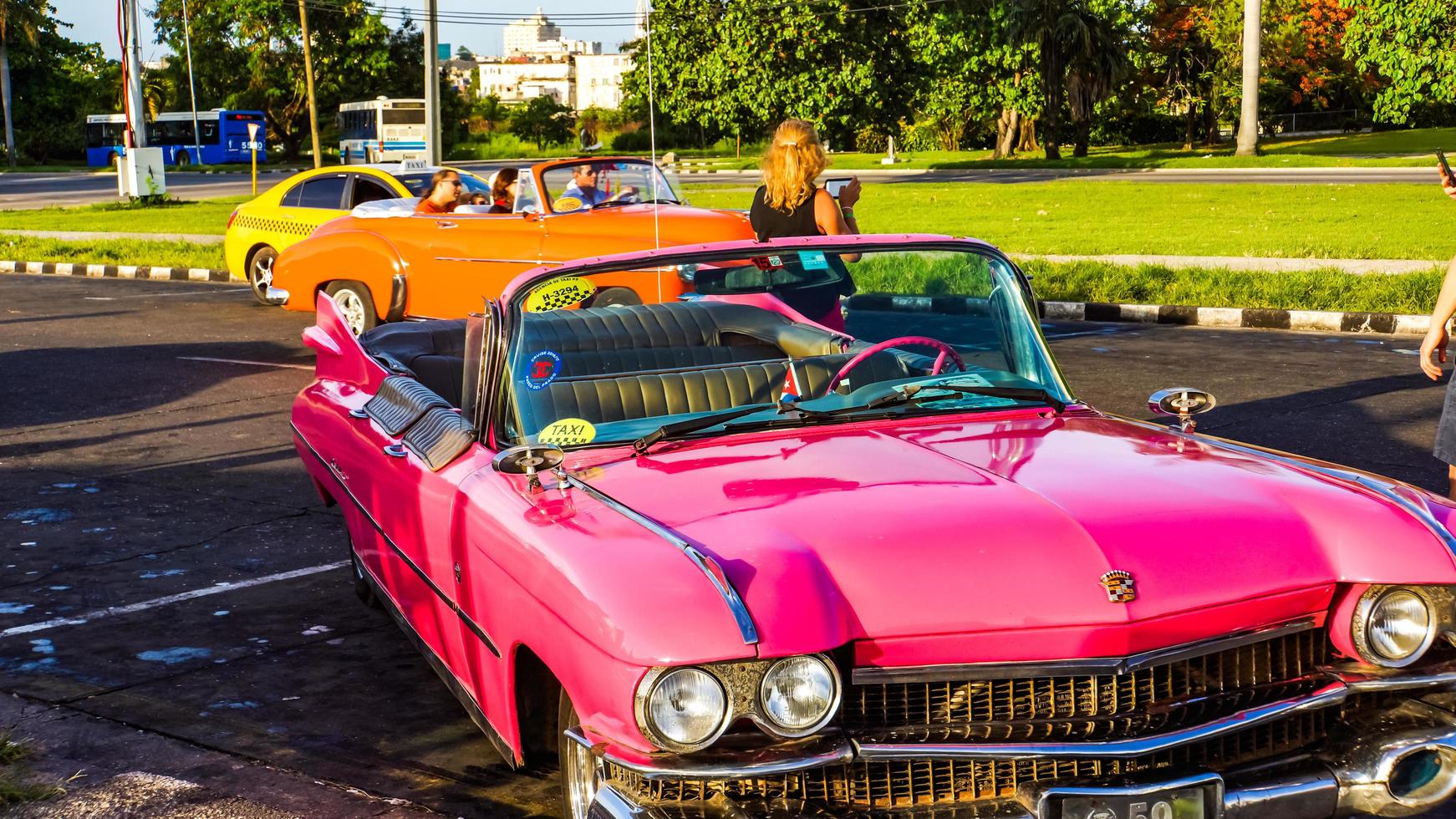 havana, cuba, 1 de julho de 2017 - carro antigo na rua de havana, cuba. existem mais de 60.000 carros antigos nas ruas de cuba. foto