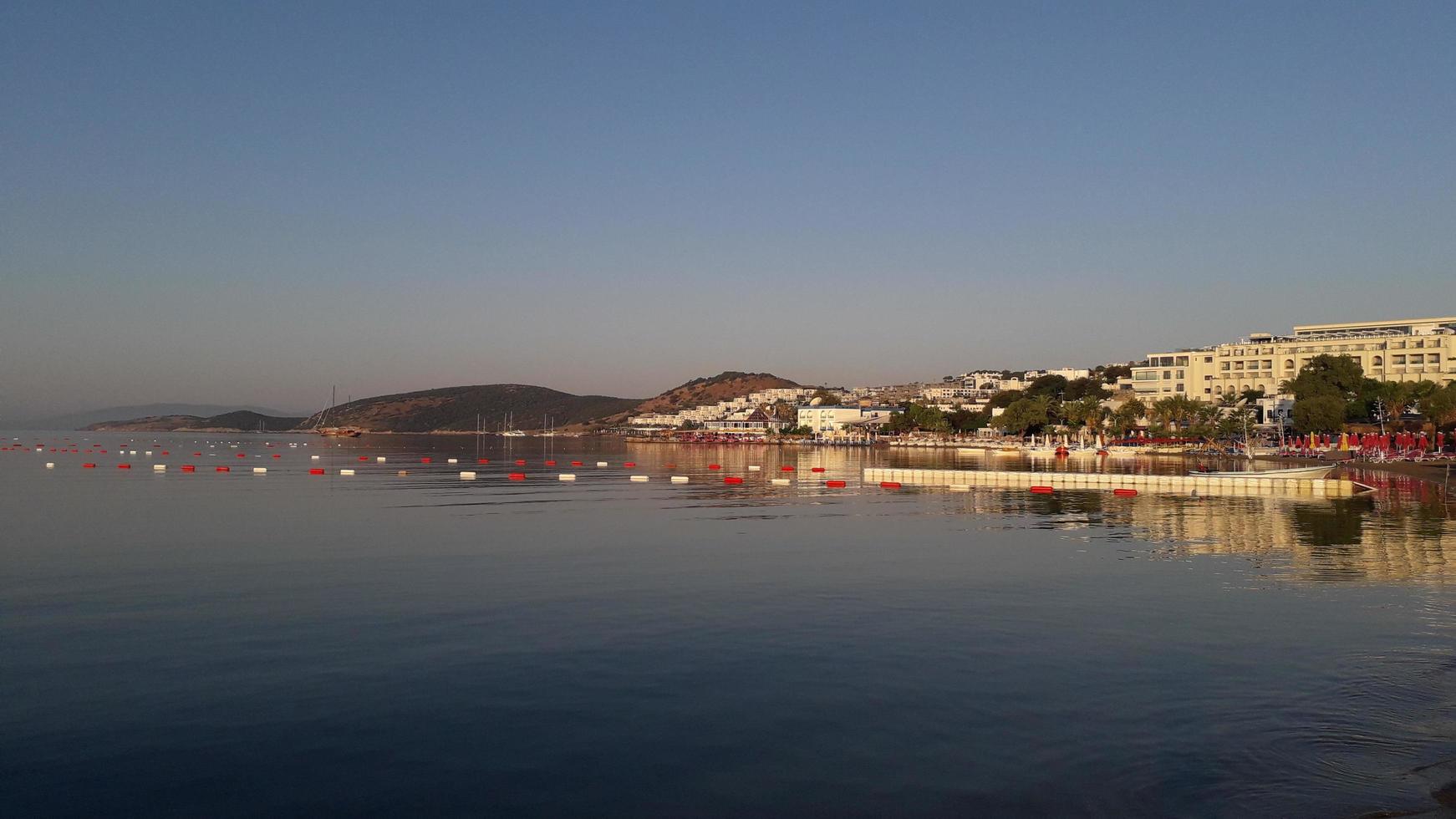 Gumbet, baía do mar Egeu de Bodrum e panorama da praia foto