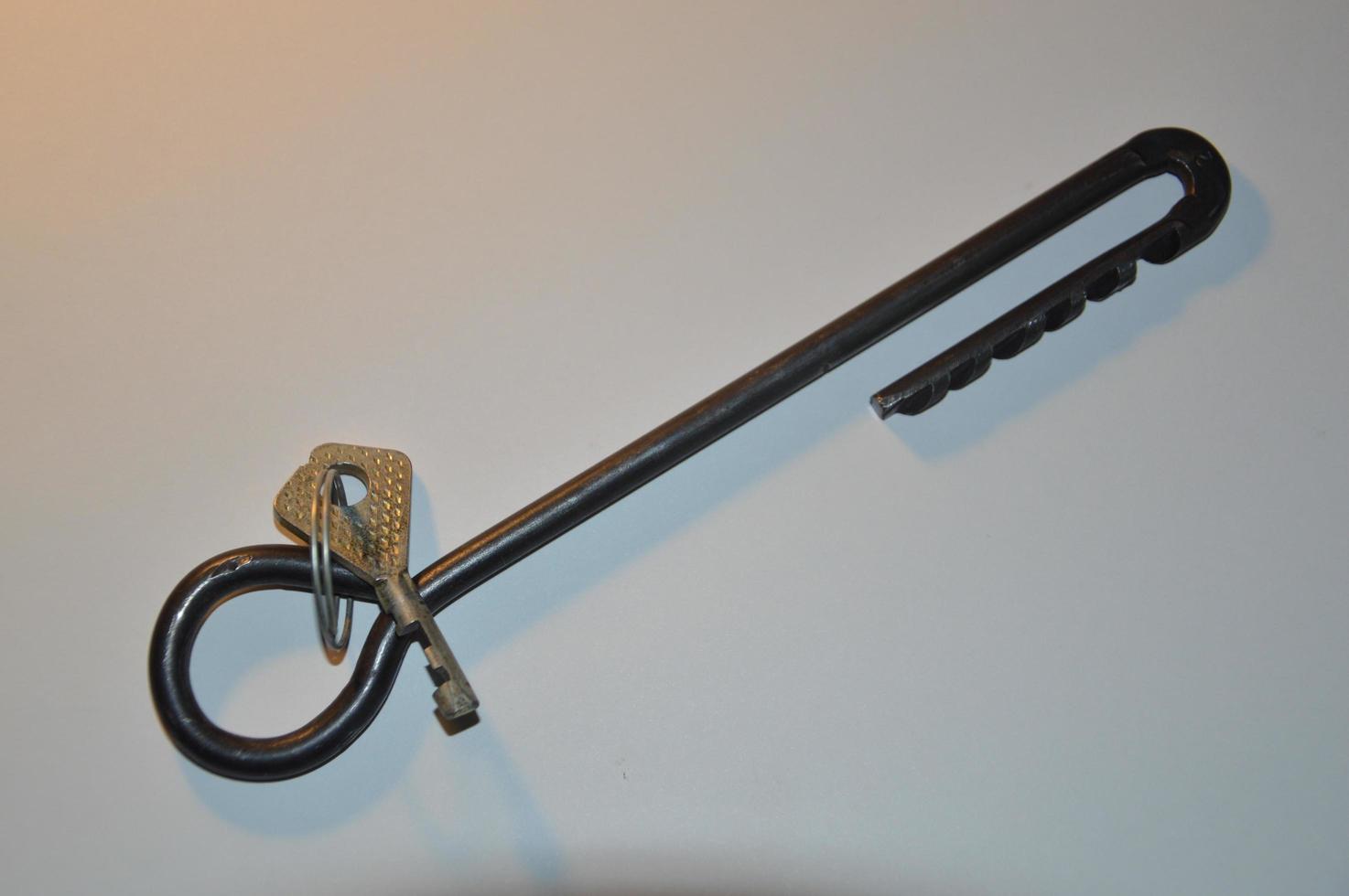 chaves da porta da frente para uma fechadura em vários fundos foto
