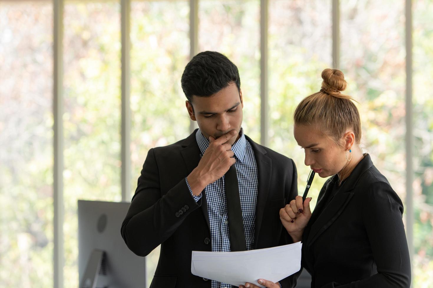 homens e mulheres de negócios analisam dados e consultam várias questões foto