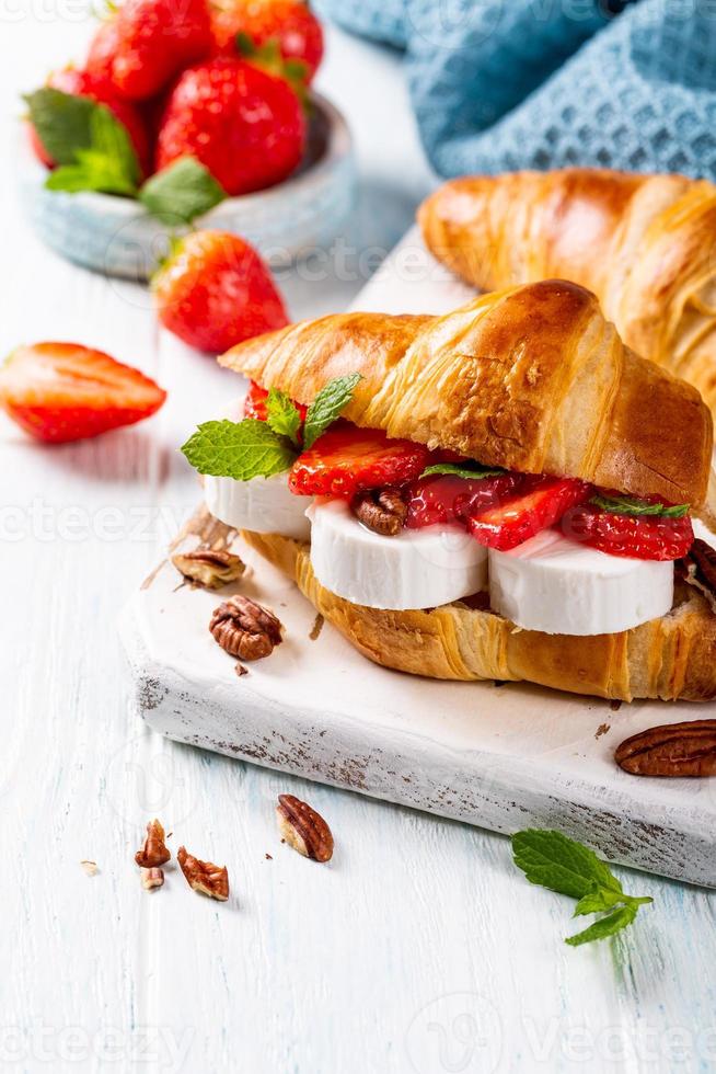 croissant sanduíche com queijo de cabra foto