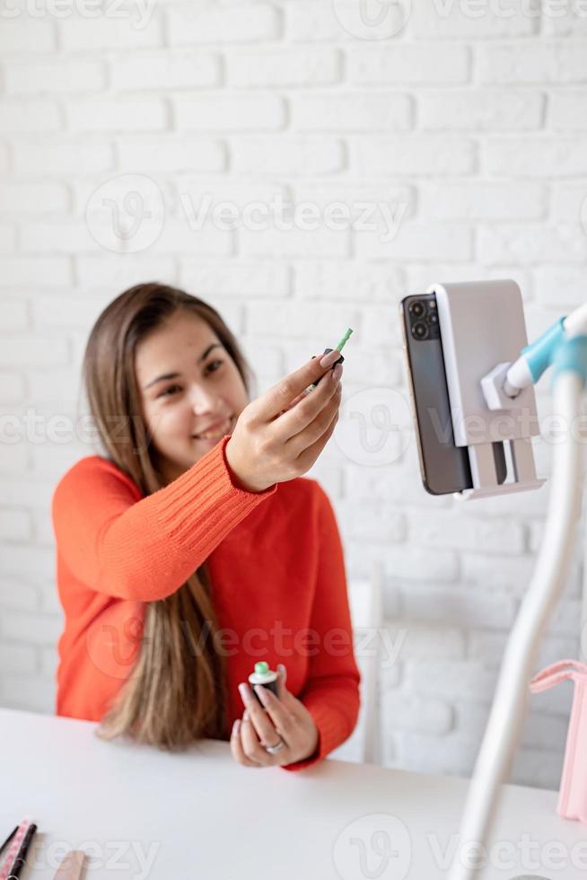 Uma linda influenciadora de unhas master caucasiana em vídeo chat ou fazendo um blog foto