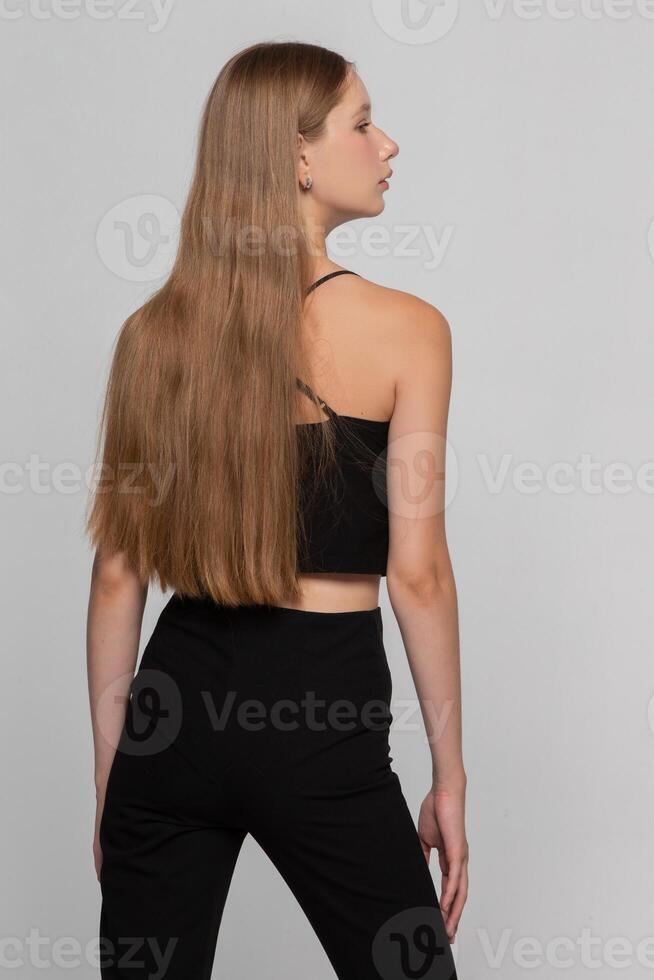 Loiras modelo menina com grandes cabelo dentro perfil. foto