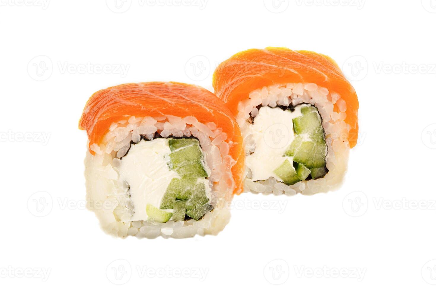 Sushi fechar-se isolado em branco fundo. Sushi lista com vermelho peixe, truta, arroz, Filadélfia queijo e pepino. japonês restaurante cardápio. foto