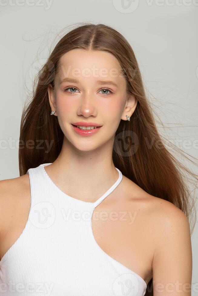 retrato do uma lindo Loiras menina com azul olhos e Claro pele. uma dezessete ano velho garota. eslavo aparência do uma jovem beleza. foto