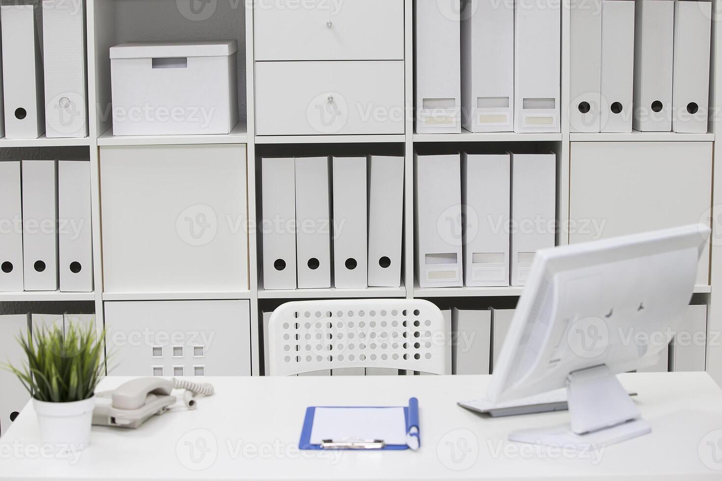 branco escritório com computador.interior branco escritório. local de trabalho foto