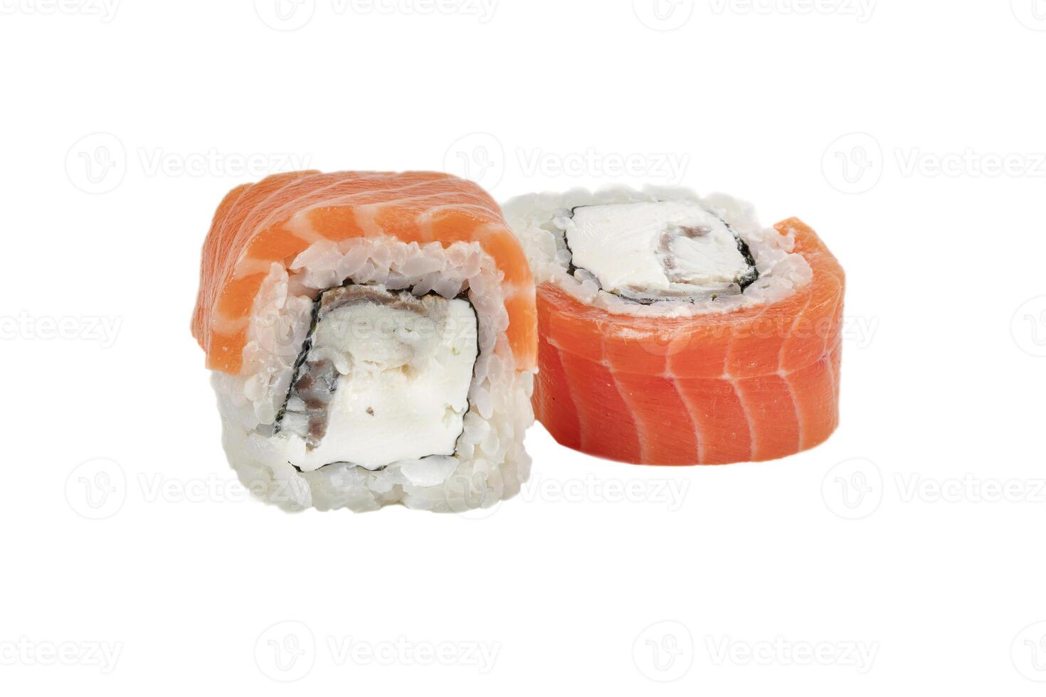 Sushi fechar-se isolado em branco fundo. Sushi lista cozido com vermelho peixe, truta, Filadélfia queijo e enguia. japonês restaurante cardápio. foto