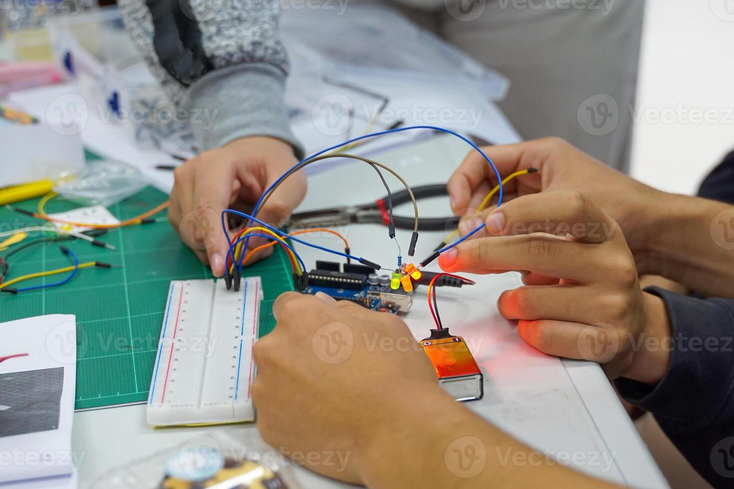 alunos experimentar com simples eletrônico circuitos. princípios do tráfego luz circuitos. suave e seletivo foco. foto