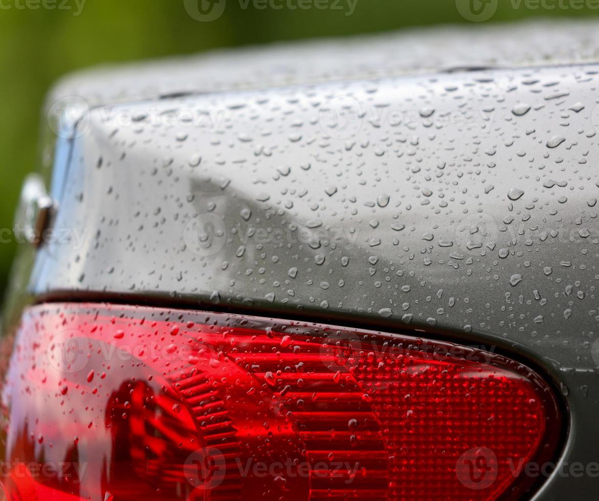 gotas de água um carro preto foto