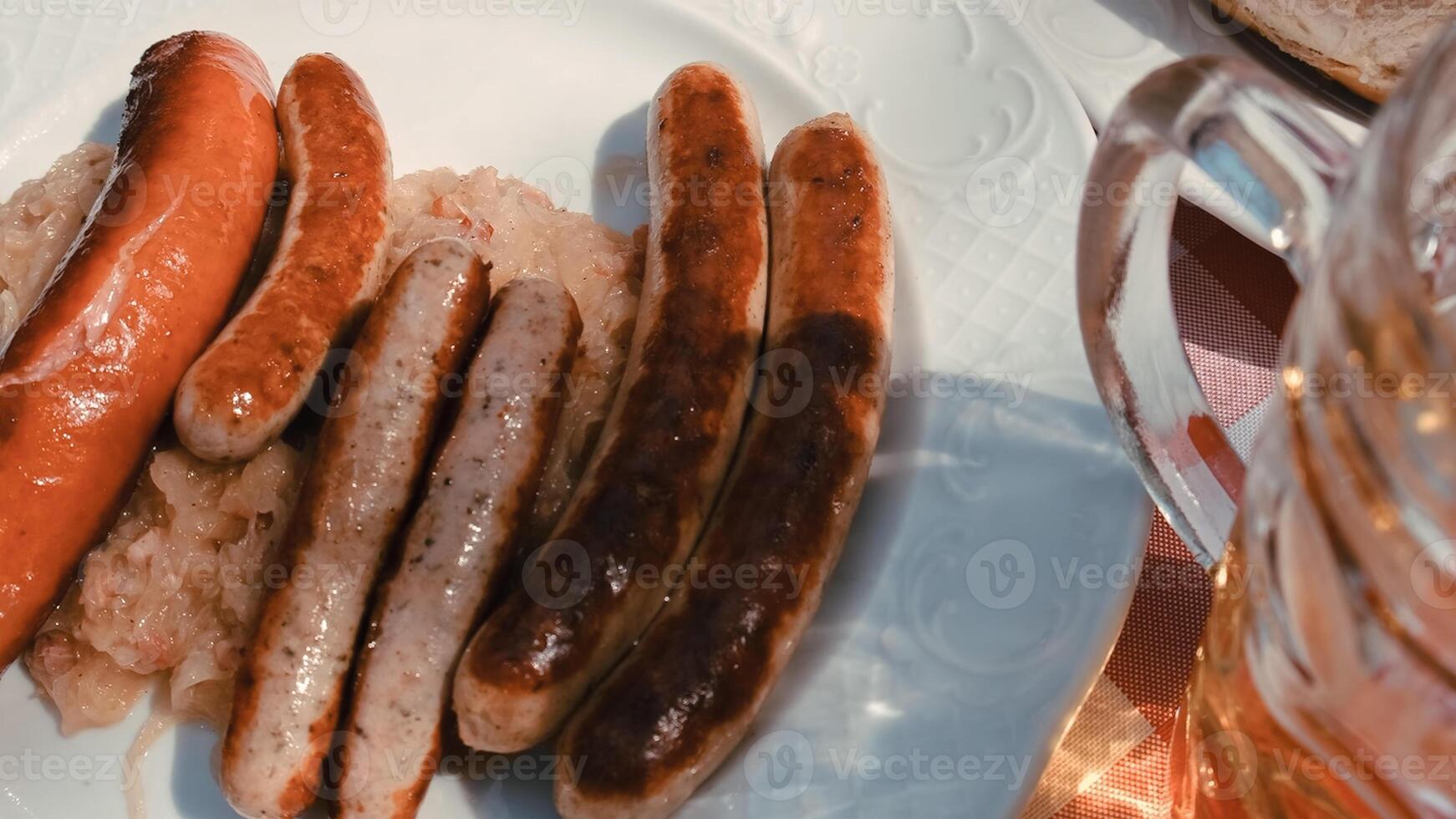 assado tradicional Comida. defumado salsichas carne suspensão dentro doméstico fumeiro.salsichas em branco prato foto
