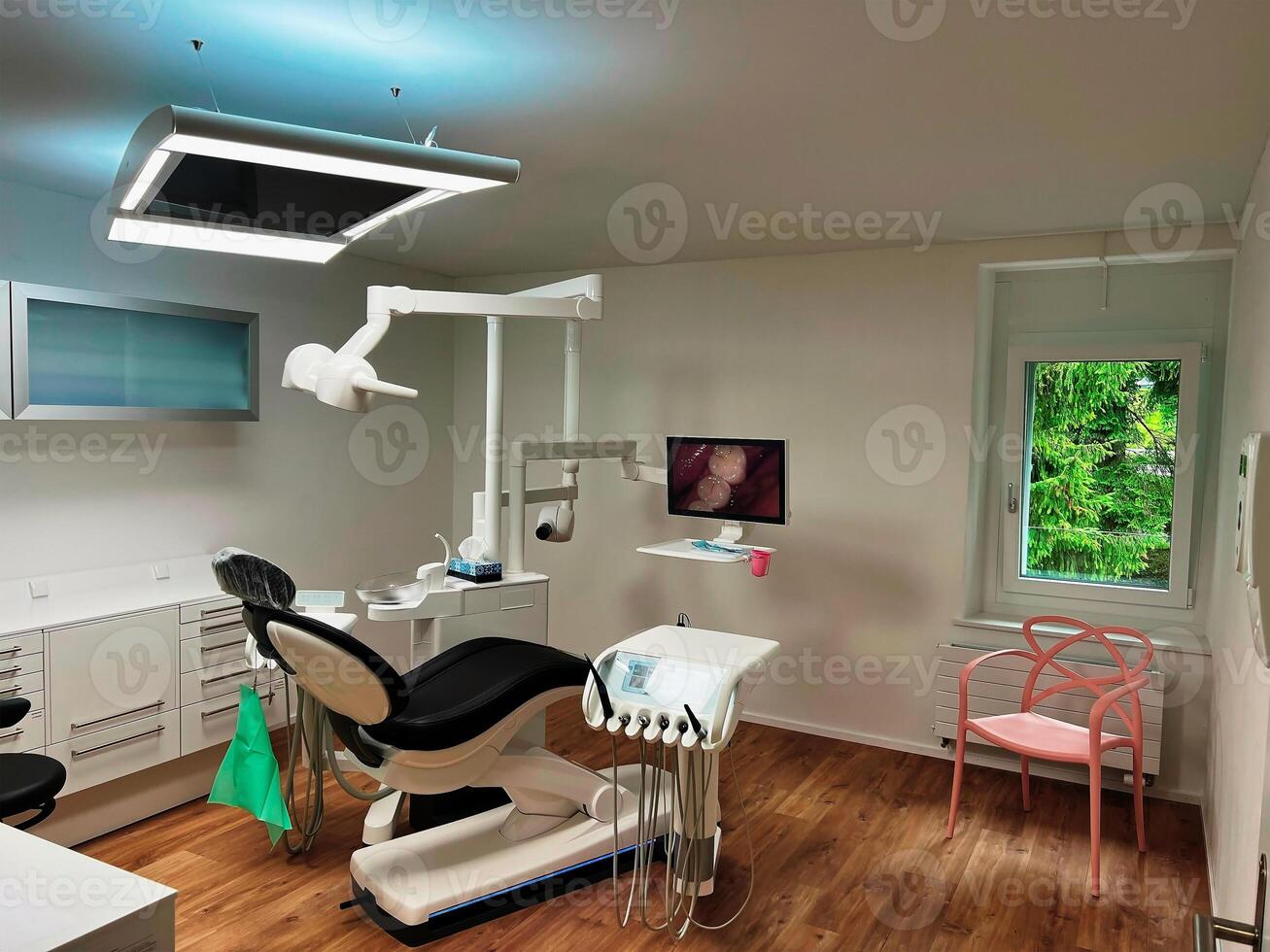 3d interior dental escritório - cadeira e Ferramentas foto
