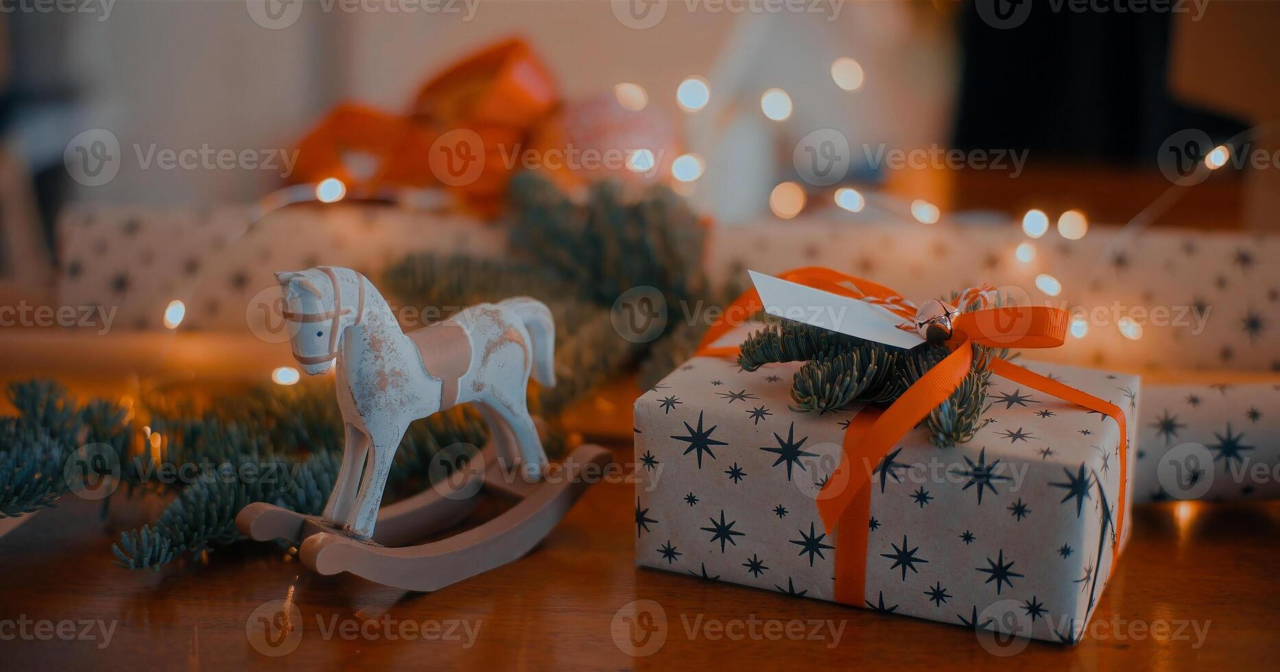 caixa de presente de Natal ou ano novo com galhos de árvores e decorações de Natal na mesa de madeira, fundo de bokeh de luzes de festa cintilantes. foto