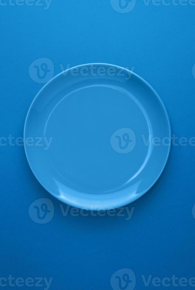 topo Visão do azul cor prato isolado em azul fundo foto