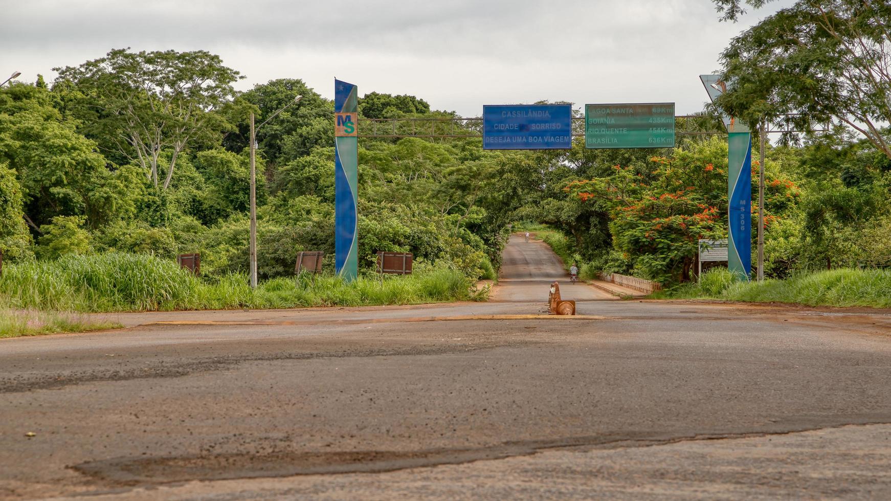 cassilândia, mato grosso do sul, brasil, 2021 - rodovia na cidade de cassilândia foto