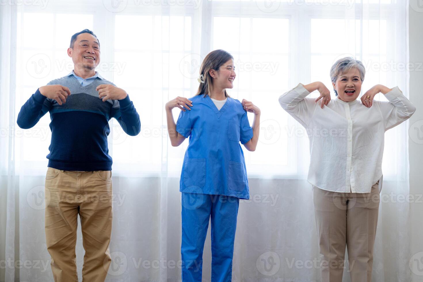 retrato do idosos sorridente ásia mulher e pessoas aeróbica dentro berçário casa. idosos estão comovente seus corpo braços e ombros para uma saudável vida. aposentado pessoas Atividades grupo conceito. foto