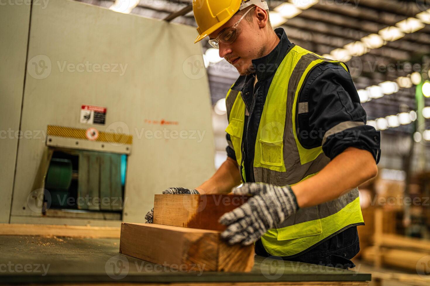 fábrica engenheiro homem trabalhando com madeira material. trabalhador trabalho às pesado máquina às indústria fábrica. com maquinaria equipamento plantar tecnologia. inteligente indústria trabalhador operativo. foto