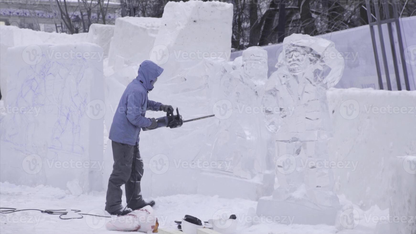 Visão do escultor escultura gelo. movimento. cortar gelo com uma motosserra. cortar e faço neve escultura. cortar gelado água com a Machado. gelo escultura escultura. vlog foto